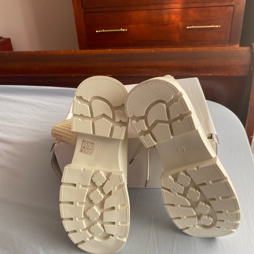 Beautiful boots - Picture 2 of 5